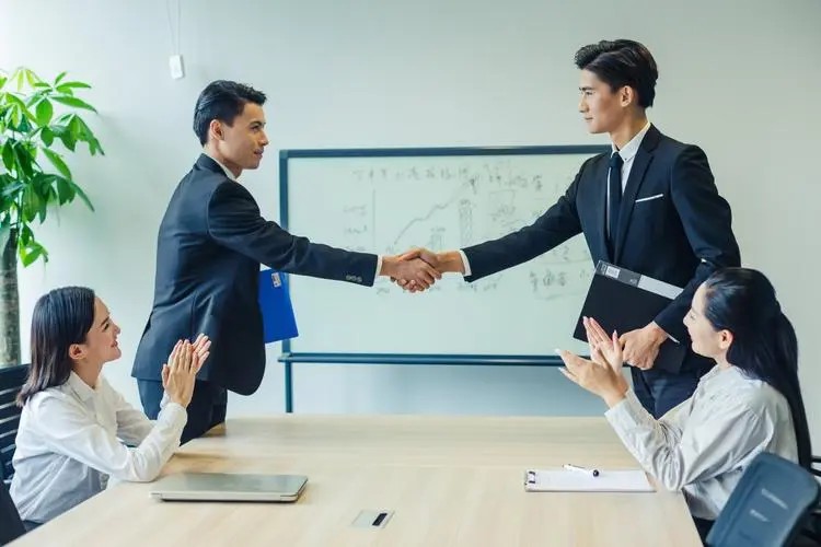 出现交通事故怎么赔偿的?