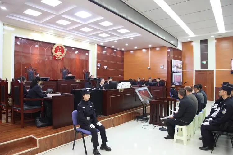 小学生拉扯同学书包致其摔成十级伤残,